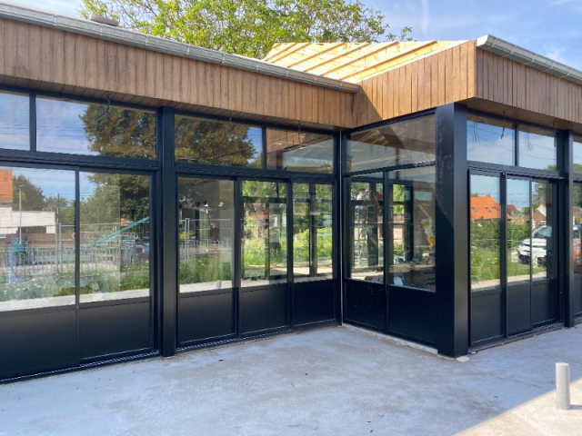 POSE DE MENUISERIE ALUMINIUM POUR CE RESTAURANT À MARCHIENNES PRÈS DE LILLE (NORD)