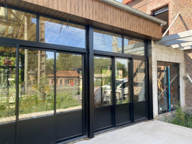 POSE DE MENUISERIE ALUMINIUM POUR CE RESTAURANT À MARCHIENNES PRÈS DE LILLE (NORD)